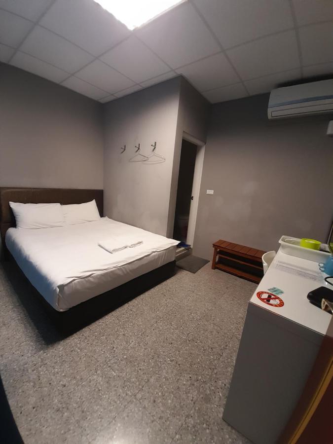 Zhu Feng Hotel Zhunan Bagian luar foto